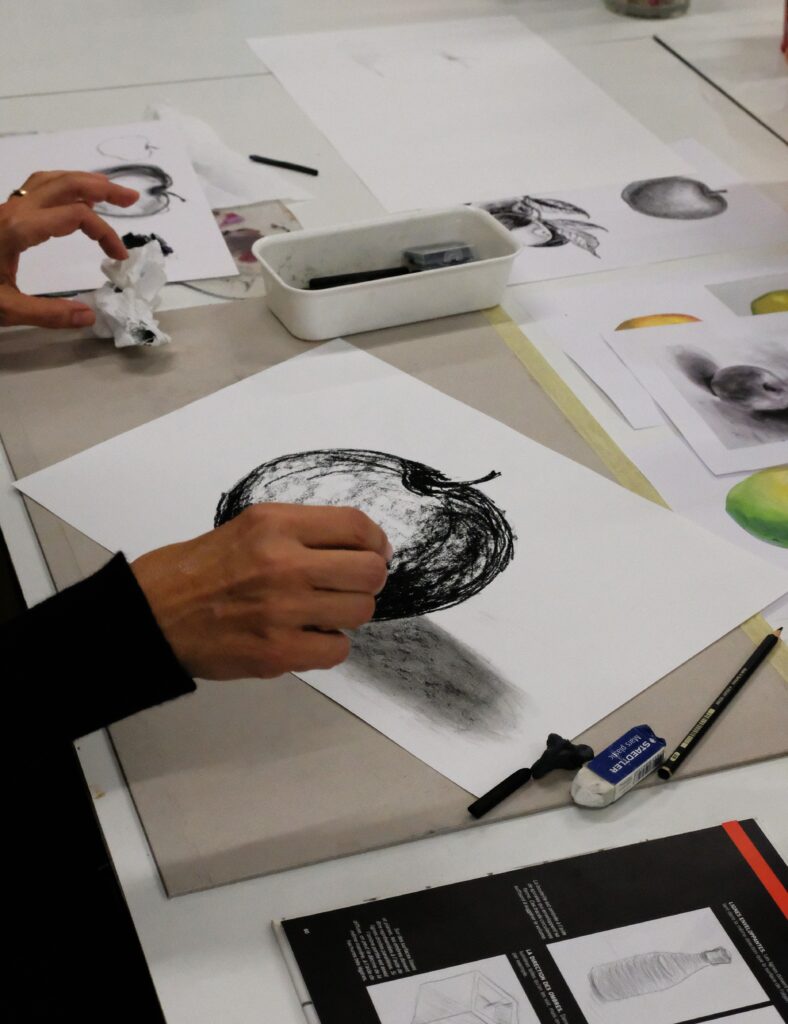 Dessin au fusain lors des ateliers de Macha
